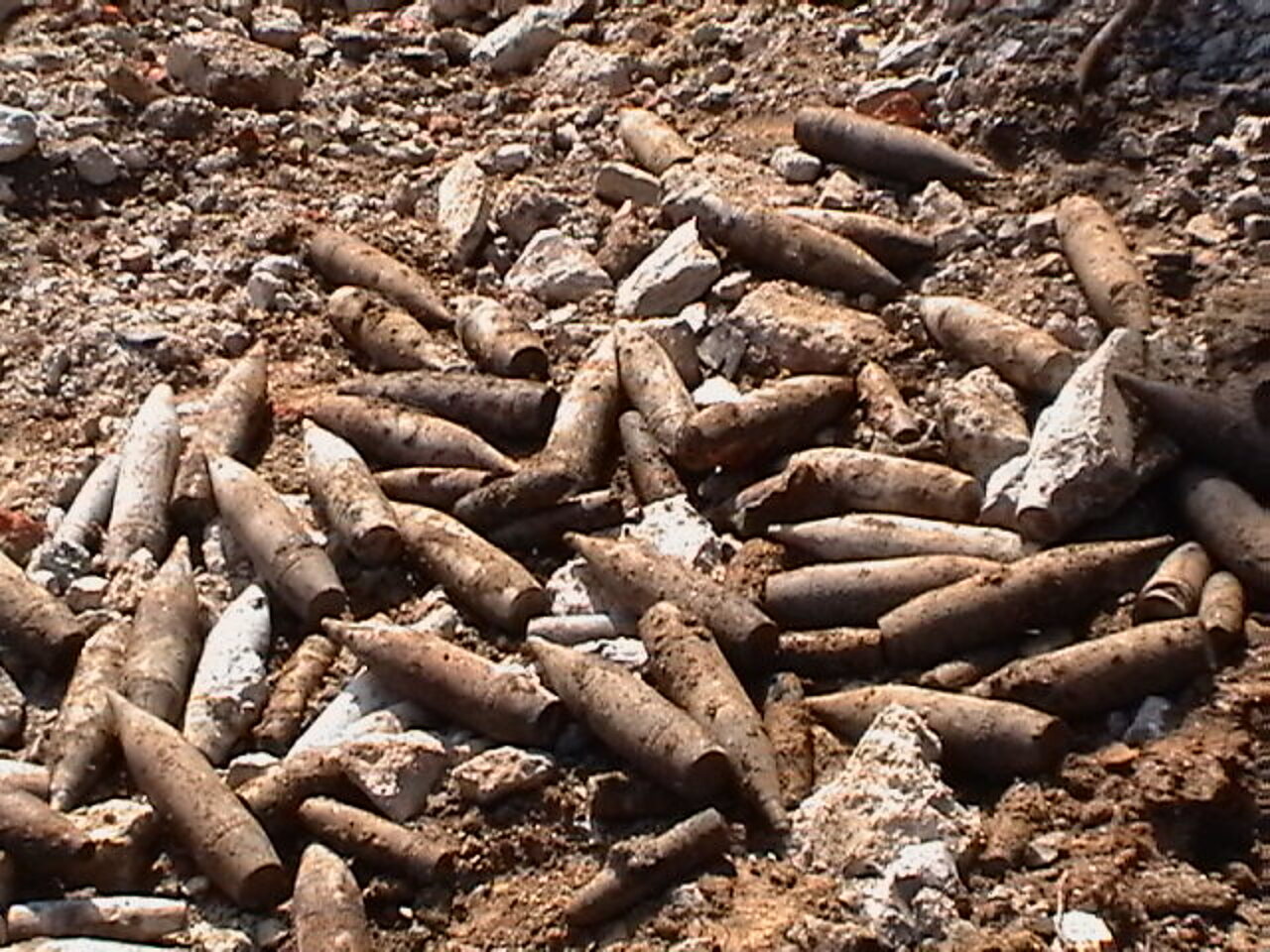 Artillery UXO — nalezená dělostřelecká munice